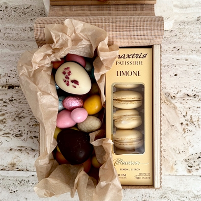 Bambuslåda med stora danska påskägg, lyxig påskblandning och Macarons